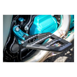 Kodlin, splined rider peg adapter. Black Rider: 18-24 M8 Softail (excl. FL models with floorboards) 21-24 RH1250S Sportster S 21