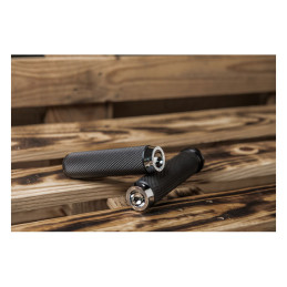 Rough Crafts, knurled rubber handlebar grips. Chrome 08-23 H-D with e-throttle (excl. 2023 FLHXSE 18-23 FLTRXSE Pan America RA &